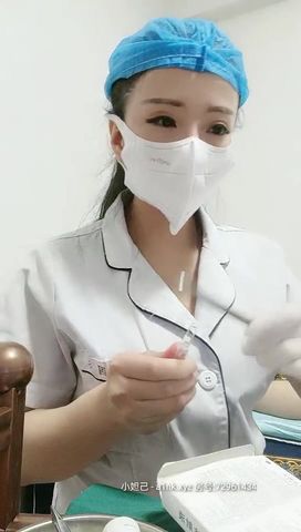 美容院大夫工作中玩直播给骚女做处女摸修复术直播给狼友看，自己还漏奶子玩奶头诱惑狼友，给逼逼打针真刺激